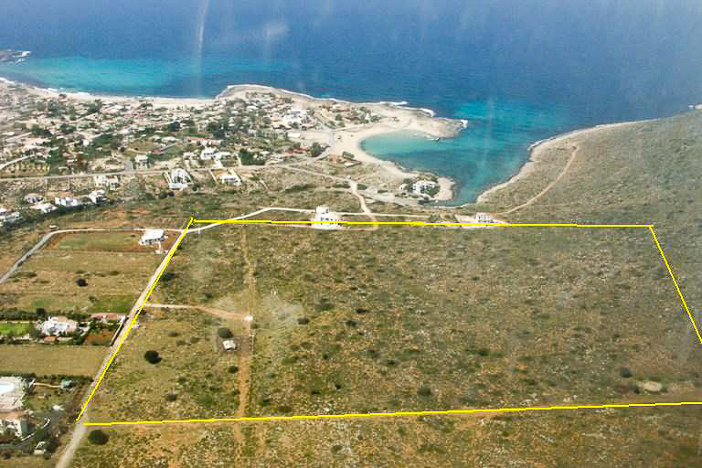 Her vises tomten plottet inn p et flyfoto. Her ser man den flotte beliggenheten bak Stavros-stranda.
